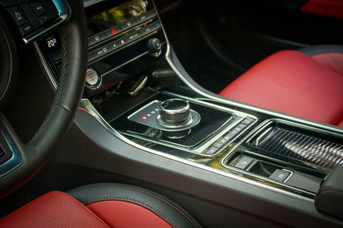 Imagem 11 de 15 de Jaguar Xe R-sport P250 2.0 Turbo 2018