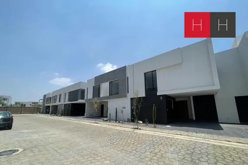 Casa En Venta En Lomas De Angelópolis.