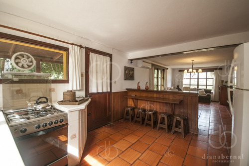 Punta Del Este, Chalet En Pinares, A Pasos Del Mar, 4 Dormitorios .- Ref: 41775