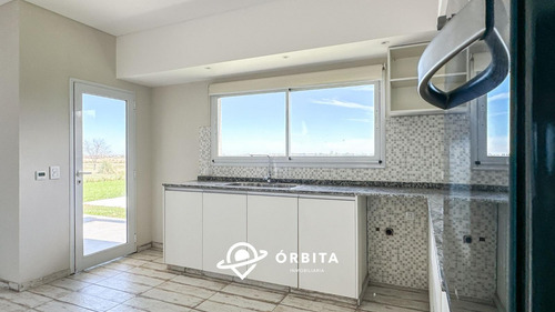 Casa En Venta En San Sebastian, Area 2, Vista Directa Y Salida Al Golf