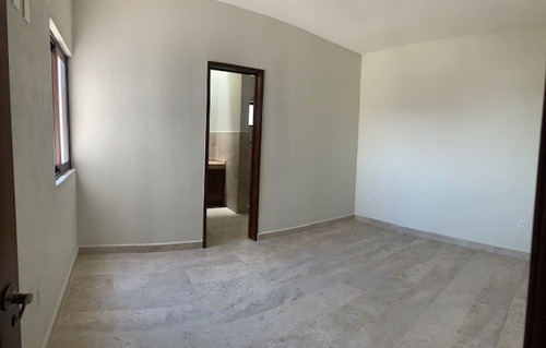 Imagen 2 de 14 de Qh1 Casa En Venta En Colinas De Juriquilla Con Techos De Doble Altura