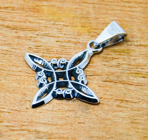 Imagen 3 de 7 de Dije De Plata Nudo De Brujas Con Cadena.