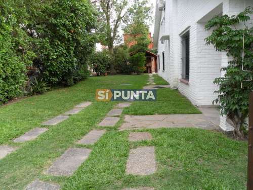 Imagen 26 de 30 de Casa Ubicada En Playa Mansa 6 Dormitorios