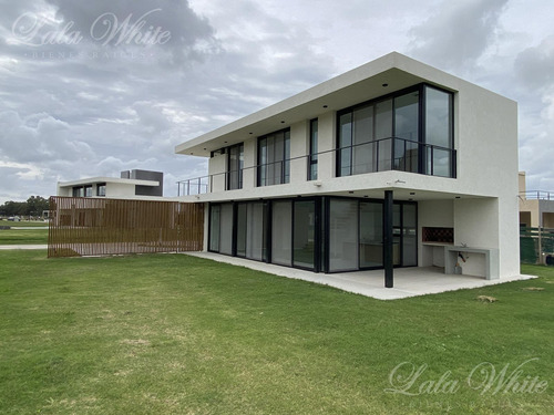 Casa En Venta En Lares De Canning