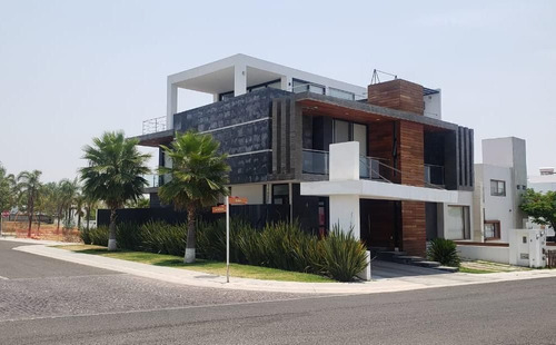 Residencia Divina En Esquina En Lomas De Juriquilla, Jardín,