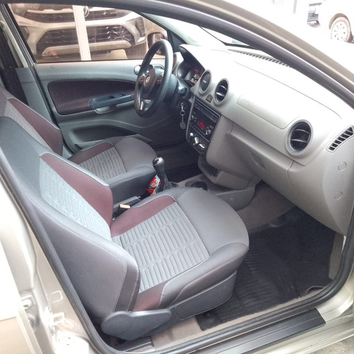 Volkswagen Voyage 1.6 Highline 101cv
