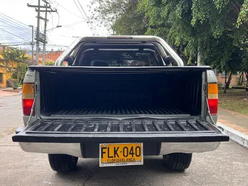 Toyota Hilux 2.4l 117 hp 4x4
