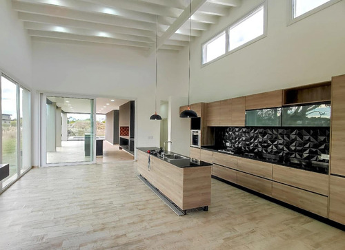 Casa En Venta - 4 Dormitorios 5 Baños - Cocheras - 990mts2 - Costa Esmeralda