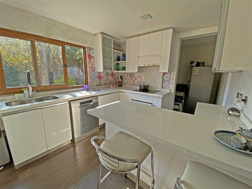 Casa En Venta De 3d, Gran Jardín Y Piscina En Providencia
