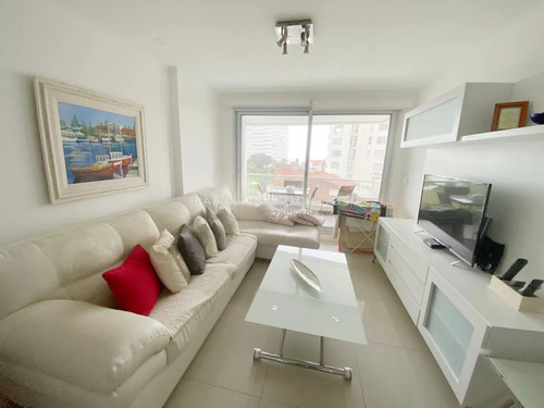Apartamento En Venta De 2 Dormitorios En Wind Tower, Punta Del Este.