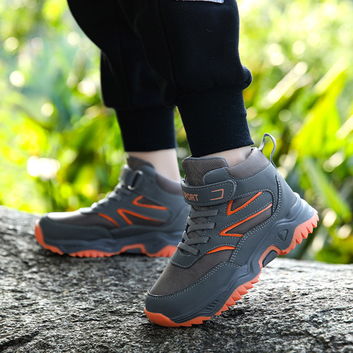 Zapatillas Deportivas Para Niños En El Ocio Al Aire Libre