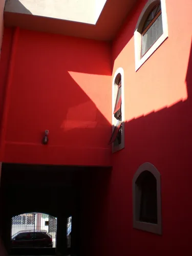 Dois Sobrados No Mesmo Terreno, Total De Cinco Quartos, Cômodos Amplos, 303m² De Área Construída