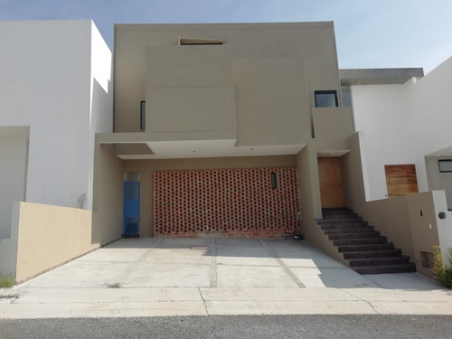 Venta De Casas En Lomas De Juriquilla, 3 Niveles, Doble Altu