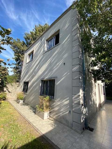 Imagen 2 de 9 de Venta- Casa 3 Ambientes Con Jardin Y Cochera