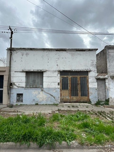 Casa En Venta De 3 Dormitorios C/ Cochera En La Plata