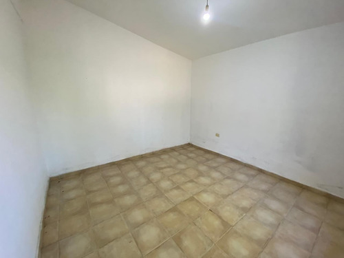Excelente Casa C/ Cochera Para 2 Vehículos Y Hermoso Jardín.