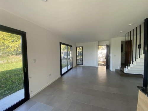 Casa En Venta - 2 Dormitorios 2 Baños - Cochera - 280mts2 - Manuel B. Gonnet