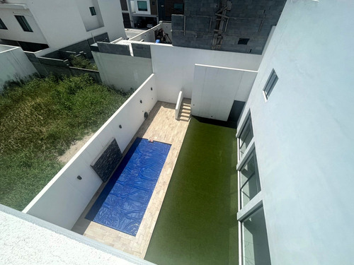Casa En Venta En La Encomienda, Escobedo, Nuevo León Con Alberca Y Terrazas, 4 Recámaras, 3 Niveles, Alberca, Frente A Parque.