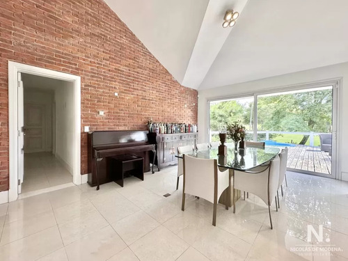 Casa De Tres Dormitorios Y Servicio En Venta, Golf, Punta Del Este