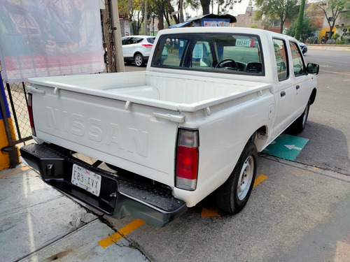Imagen 14 de 15 de Nissan Np300 2.4 Doble Cabina Típica Audio Mt 2013