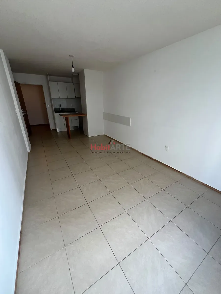 Apartamento En Alquiler 1 Dormitorio Con Balcon Y Garaje En La Comercial · Foto 5