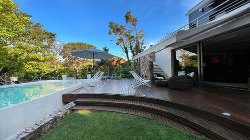Pinamar Centro Exclusiva Casa 6 Ambientes C/piscina, Quincho, Parque, Parrilla. Inmejorable Por Su Ubicación Y Su Diseño Atemporal.