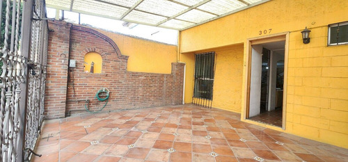 Casa De 3 Pisos Con Baño En Planta Baja Y Espacios Generosos En Villa Santin
