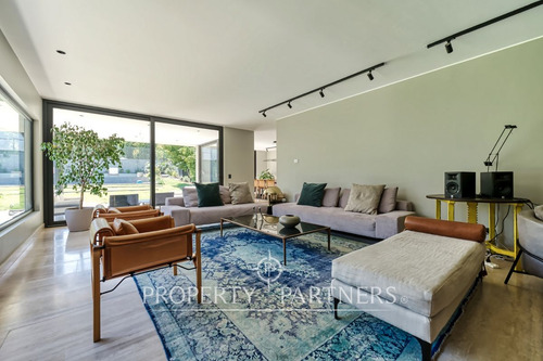 Espectacular Casa Con Precioso Quincho En Excelent...