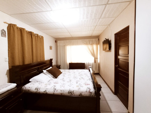 Imagen 17 de 30 de Vendo Hermosa Propiedad, Ubicada En Uno De Los Sectores Mas Selectos De San Lucas Sacatepequez, Incluye Dos Casas Con Amplio Jardin Ideal Para Casa De Campo O Todo Tipo De Negocio