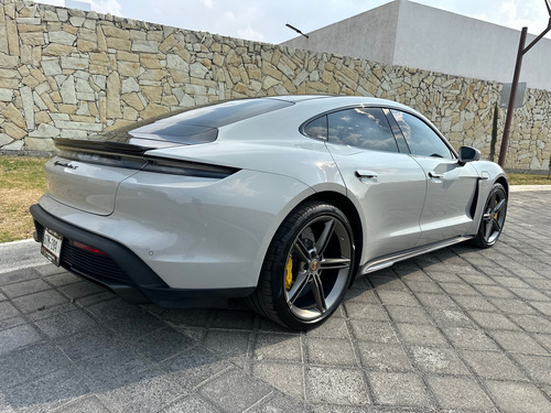 Taycan Turbo S 2021 Color Crayón