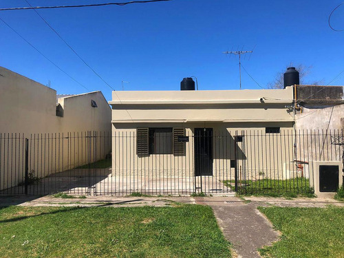 Casa En Venta - 2 Dormitorios 1 Baño 2 Cocheras - 220mts2 - Ensenada