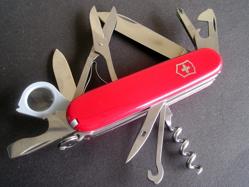 Imagen 3 de 5 de Cortaplumas Victorinox Explorer Roja 16 Usos 1.6703