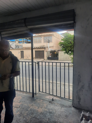 Casa Em Madureira Com Comércio Embaixo Com Banheiro E Casa