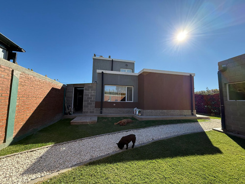 Vende Casa Gerencial B° Manzanos - 3 Dormitorios