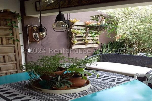 En Venta Casa Varios Niveles Ubicada En Buena Zona Del Hatillo 24-28093