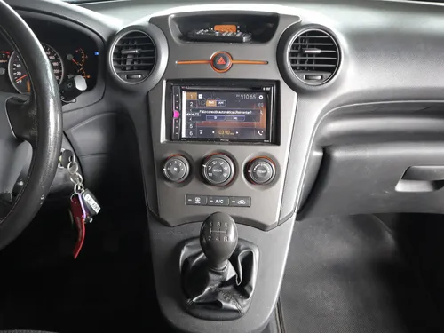 Kia Carens RONDO LX 2.0 MT 4X2 7PSJ