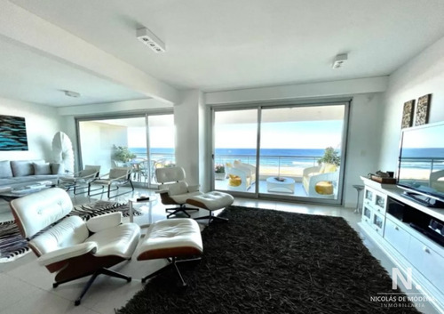 Exclusivo Penthouse Con Piscina Privada En Venta, Frente A Playa Brava. Punta Del Este