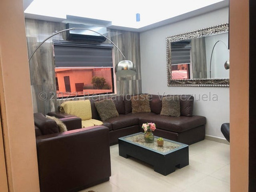 Hermosa Y Bella Casa De Niveles Con Detalles En Escayola, Estilo Moderno Con Cocina , Con Tope De Siliestone , Baños Modernos ,ubicada En Zona Tranquila, Conjunto Exclusivo Y Entablillado Con Patio, Z
