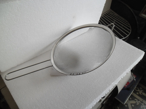 Imagen 2 de 7 de Colador Cernidor Diámetro 24 Cms Malla De Alambre Mango Inox