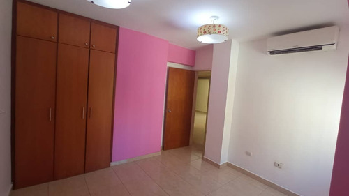 Apartamento En Alquiler. Urb .andrés Bello. Las Delicias/maracay/js0214