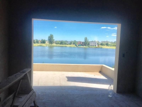 Imagen 11 de 12 de Lindisima Casa En Venta De 2 Pisos Con Pileta A La Laguna!