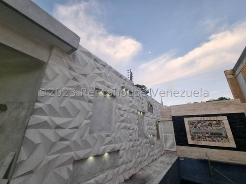 Casa En Venta Extraordinaria Villa A Estrenar Mp Con Hermosa Cocina Concepto Abierto, Pisos De Marmol, Decoración En Escayolad, Iluminacion Led. Colinas De Guataparo Valencia 24-33107