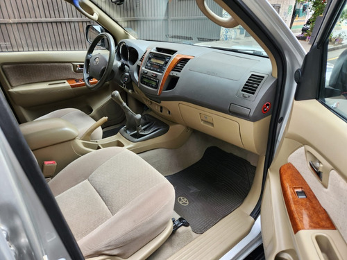 Imagen 10 de 13 de Toyota Sw4 3.0 L Srv 4x4 7 Asientos Muchos Accesorios!!