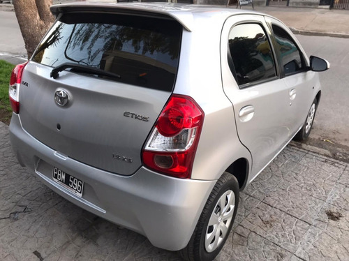 Imagen 2 de 9 de Toyota Etios