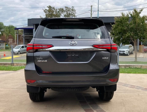Imagen 6 de 19 de Toyota Sw4 2.8 Tdi 6 A/t 7 Asientos Srx 4x4 0km My2023