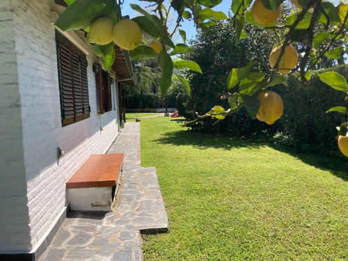 Imagen 21 de 25 de Casa Con Hermoso Parque En B° Los Robles Del Monarca Dueño Vende