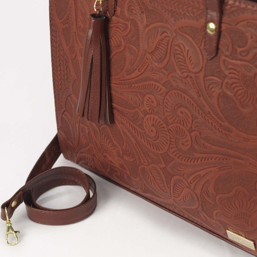 Imagen 2 de 6 de Bolsa De Piel Con Grabado Tipo Cincelado Asa Ajustable Bolso
