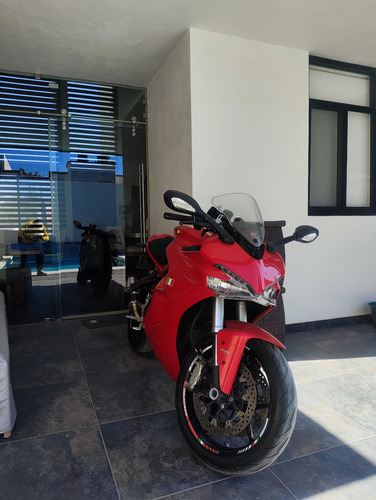 Ducati Supersport, Escape Deportivo, Colin De Asiento