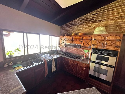Casa En Venta En Alto Hatillo. Calle Cerrada Con Vigilancia. Negociable