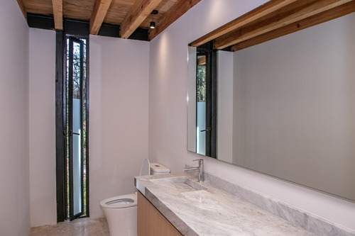 Imagen 10 de 25 de Fairway 5, Casa Amueblada De Lujo En Venta Con Vista Al Bosque